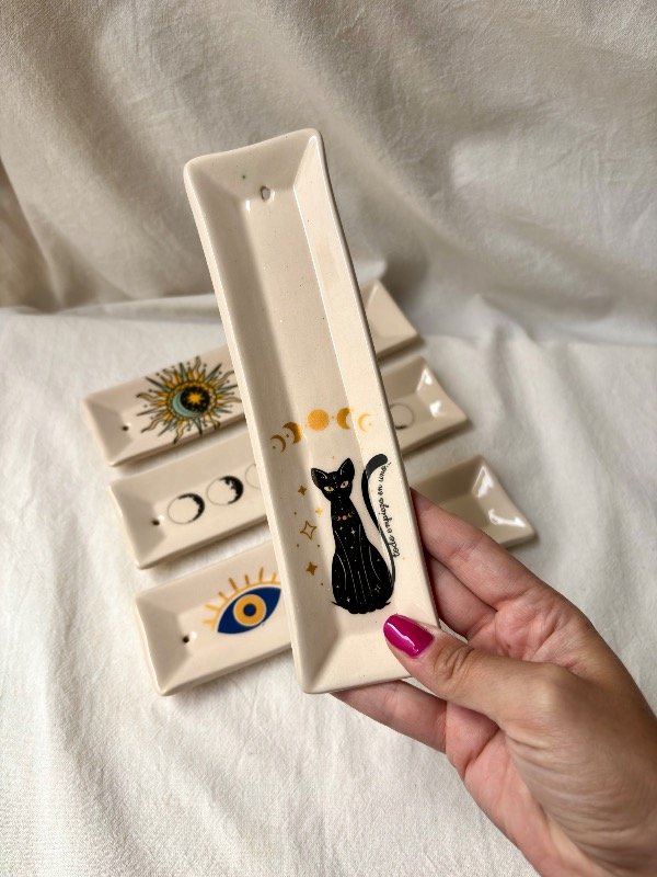 Producto - Portasahumerio tablita gato negro con ciclo lunar dorado y frase Todo empieza ..