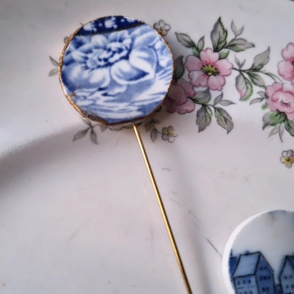 Producto - Prendedor inglés celeste con flor