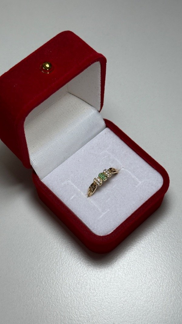 Producto - Anillo con piedritas verdes y blanca - 0