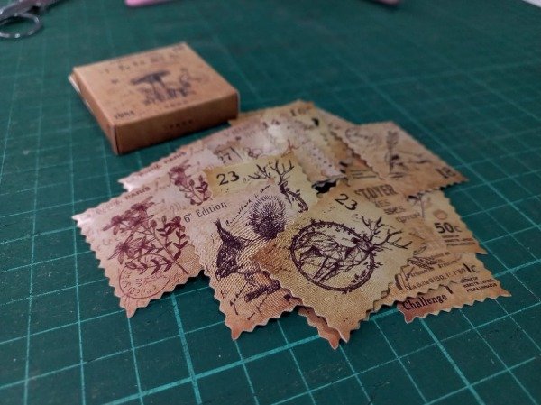 Producto - Cajita de stickers estampillas- ilustracion botanica antigua