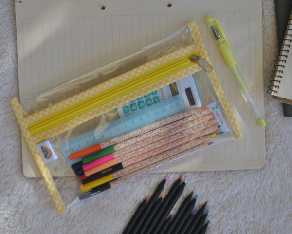 Producto - Cartuchera Cristal Amarillo Cuadrille