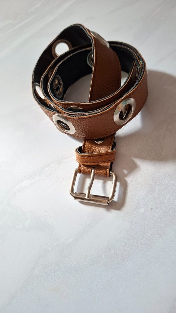 Producto - Cinto marrón con tachas