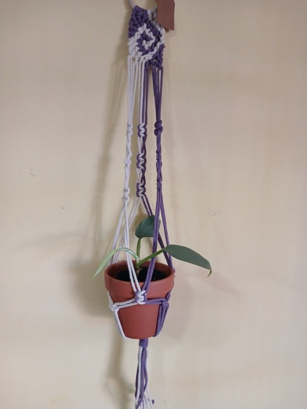 Producto - Portamaceta Colgante en Macramé- Tres Tiras Bicolor