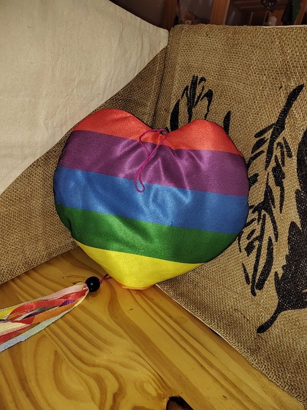 Producto - ALMOHADA LGBT CORAZÓN