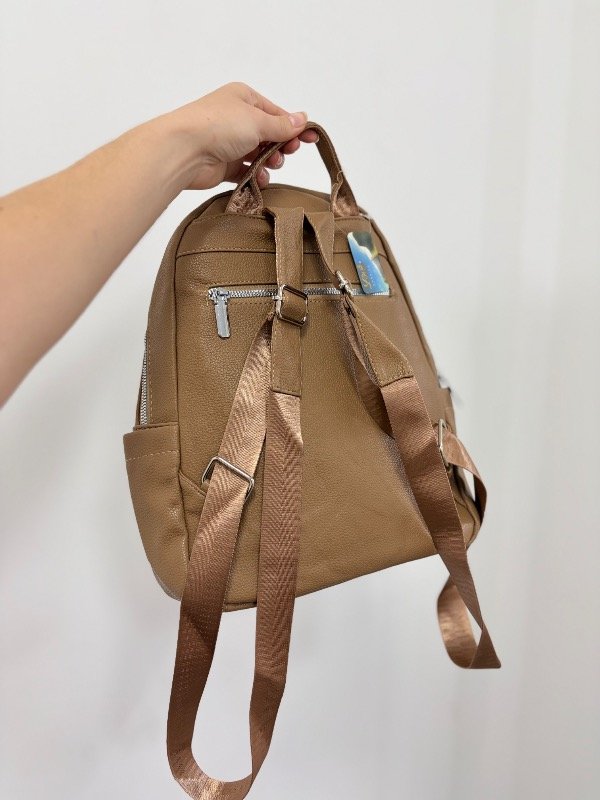 Producto - Mochila cuerina lisa mediana marrón - 1