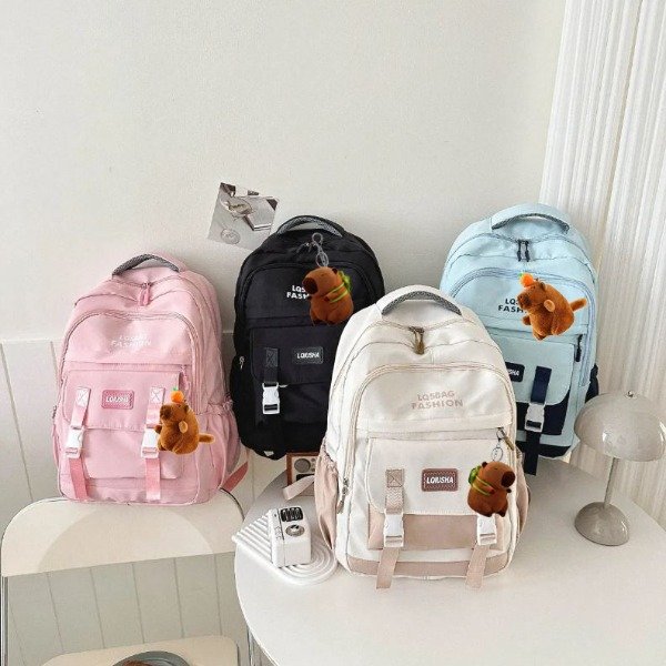 Producto - Mochila Escolar Urbana Combinada con Colgante Capibara y bolsillo oculto