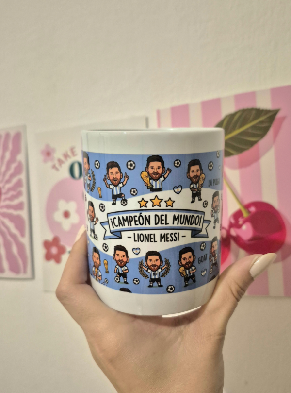 Producto - Kit Messi Completo - Muñeco mediano, Taza, Llavero y Stickers - 4