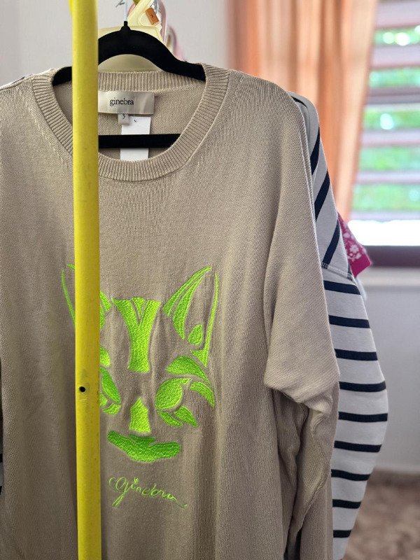 Producto - SWEATER ARENA BORDADO FLUOR GINEBRA 3