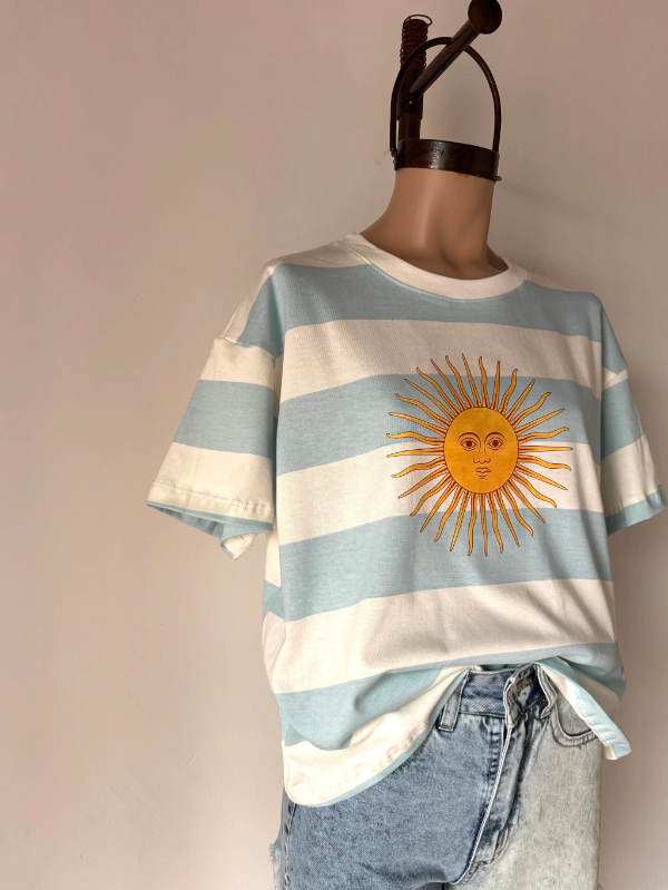 Producto - REMERA SOL DE MAYO CELESTE