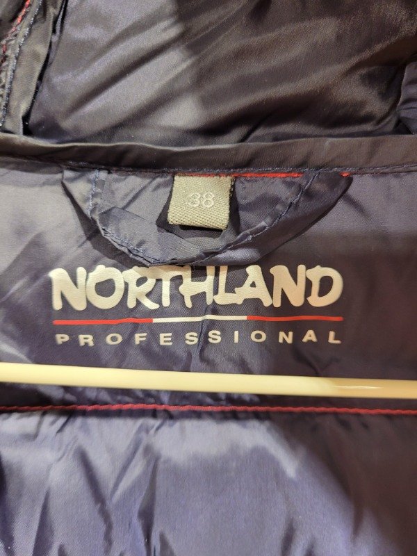 Producto - Campera NORTHLAND puffer fucsia con bolsita Talle S - PRECIO: 112X - 5