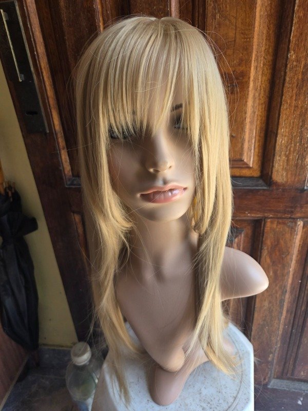Producto - Peluca rubia kanekalon con flequillo