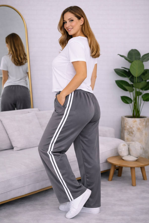 Producto - Pantalon Deportivo Gris con Tiras Blancas