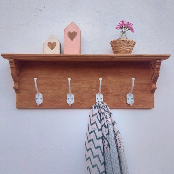 Producto - Perchero Colonial color madera - con estante y ganchos dobles metálicos