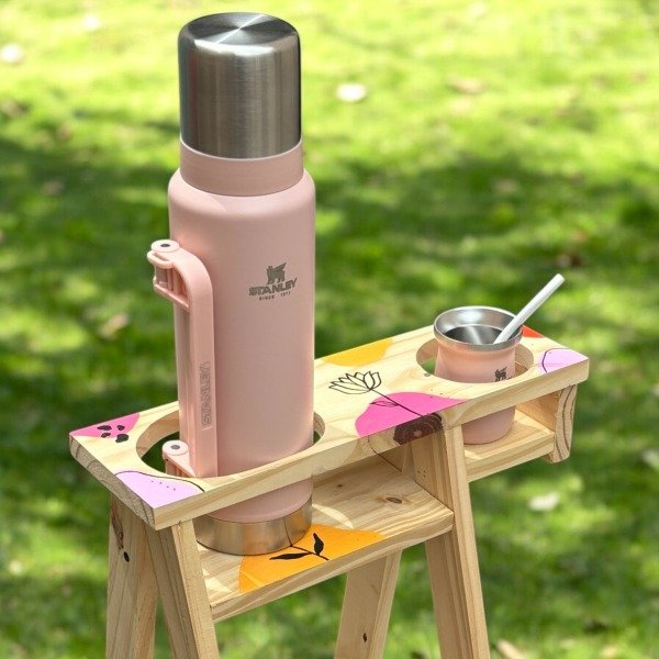 Producto - GANGA - MESA MATERA PINTADA MADERA CON HUECO PARA TERMO Y MATE 60x35x39 CM