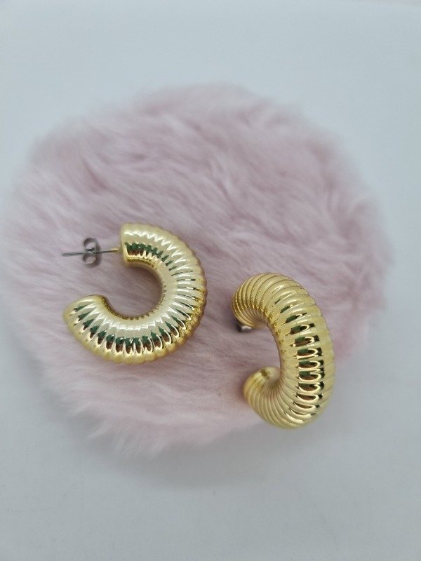 Producto - Aros acero dorado pasante argollita tipo C inflada text rayada ccb