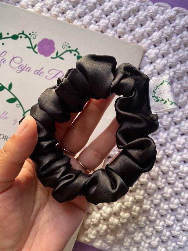 Producto - Scrunchie mini negra satén