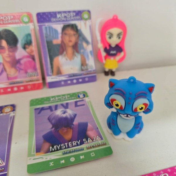 Producto - Guerreras KPOP: 4 muñecas + 8 figuritas - 3