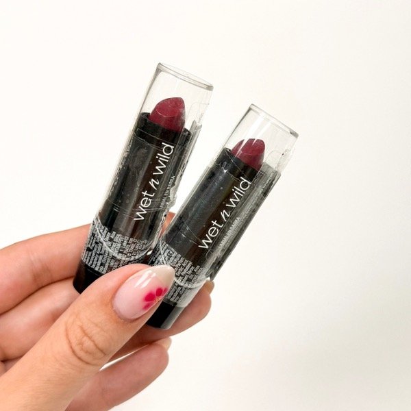 Producto - Labial en barra WetnWild bordo