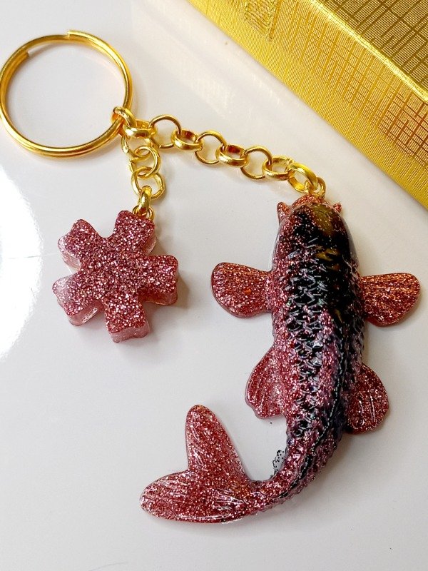 Producto - Llavero de resina Pez Koi negro y rosa, con cadena dorada y dije.