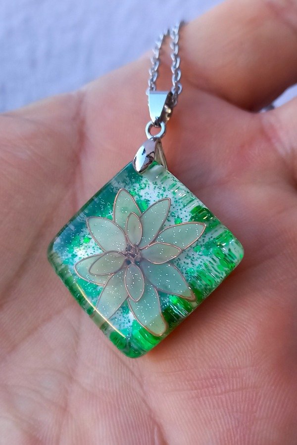 Producto - Dije Flor beige vitrificada con glitter.