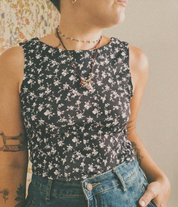 Producto - Musculosa Ana "Flores negro"