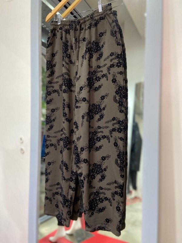 Producto - pantalon choco con estampa negro