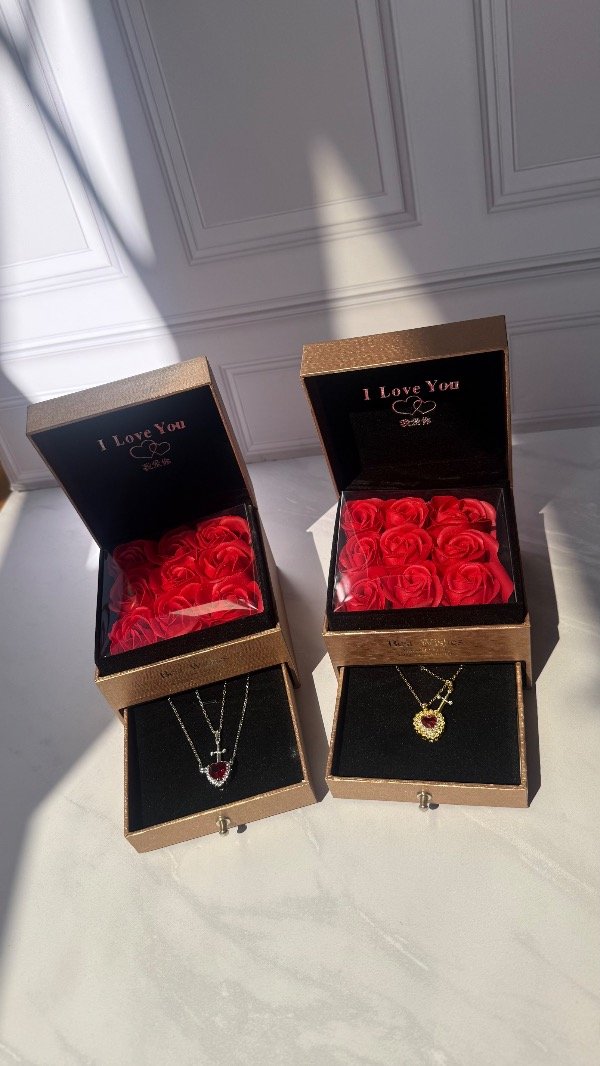 Producto - Caja rosas eternas + collar de espada y corazon