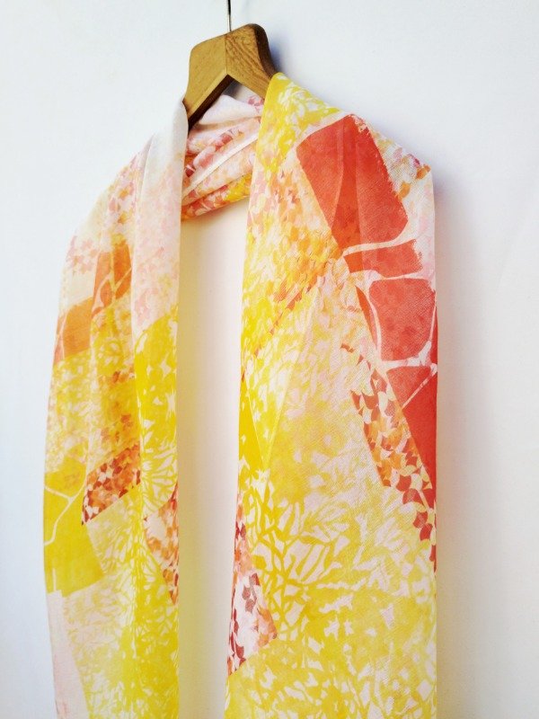 Producto - Pañuelo Mega -estampa collage en amarillo y rojo-