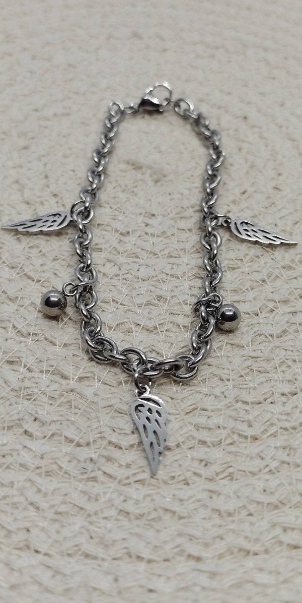 Producto - Pulsera con alas y perlas de acero