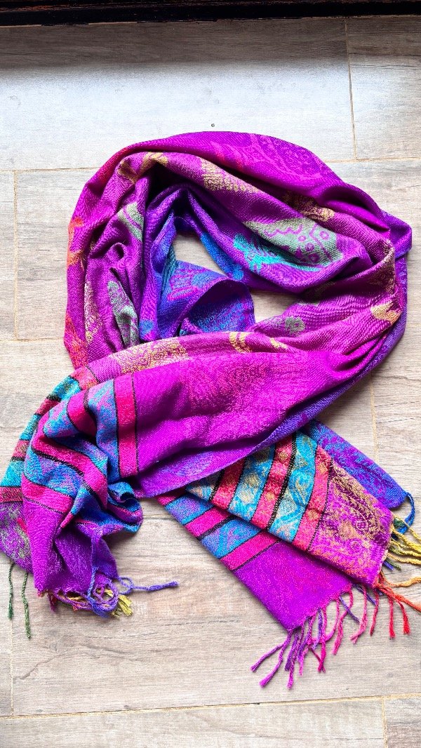 Producto - Chalina violeta llamas