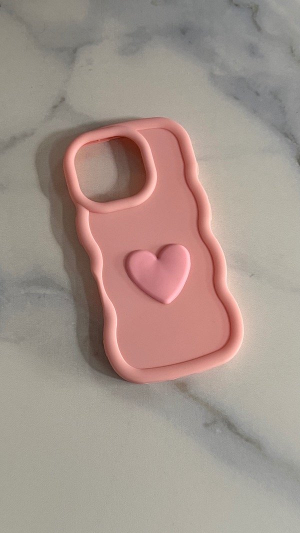 Producto - Funda ondulada corazón Iph 16 pro