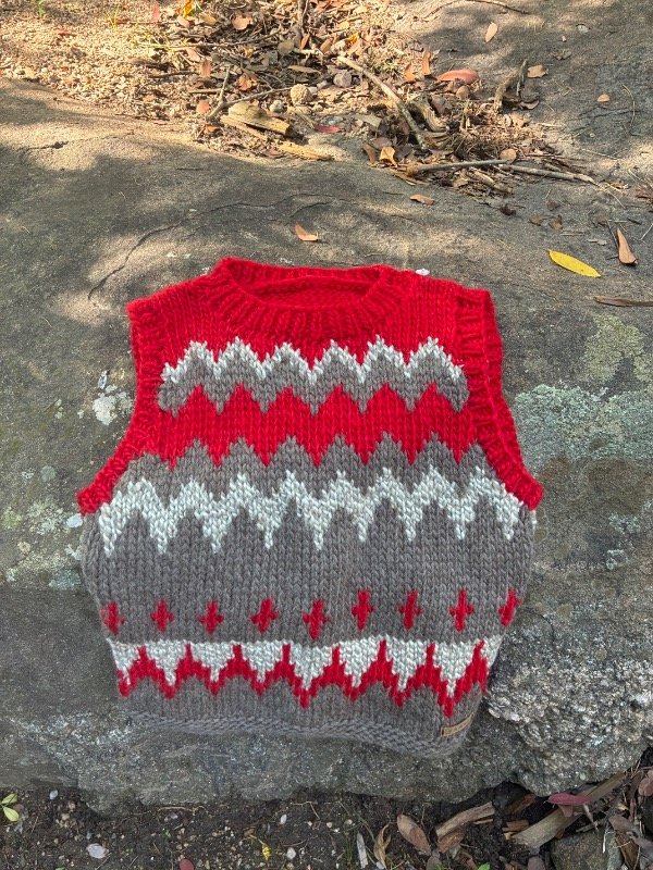 Producto - Chaleco base rojo con gris y crudo