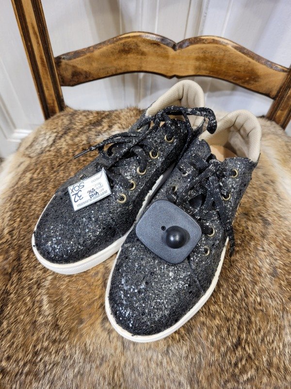 Producto - Zapatillas CARA Y SECA negras de brillos NUEVAS Talle 32 - PRECIO: 50X