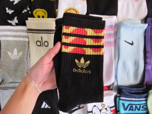 Producto - ADIDAS NEGRA TRES LINEAS AMARILLO/ROJO