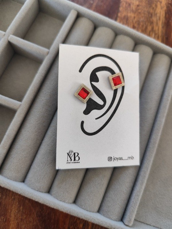 Producto - Aros bulgari cuadrado strass rojo. Acero quirúrgico.
