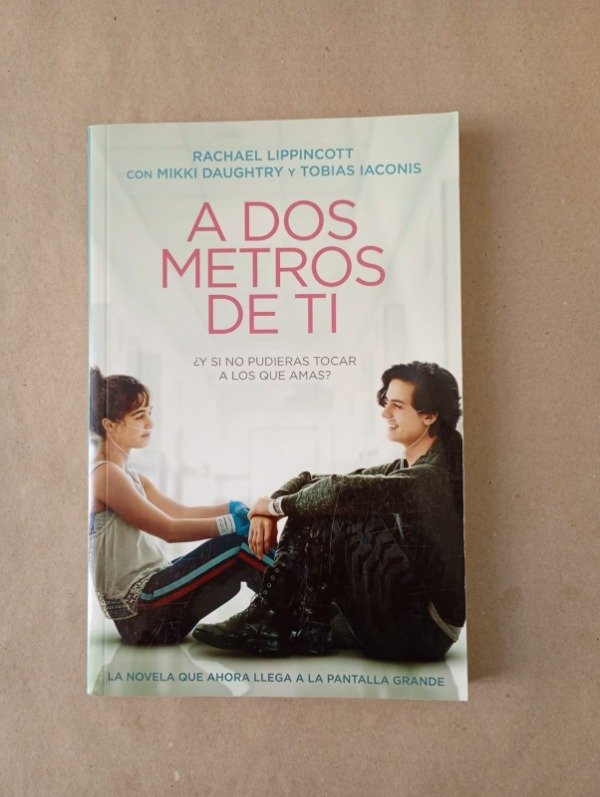 Producto - A dos metros de ti - Lippincott Daughtry Iaconis - Nube de Tinta 2019