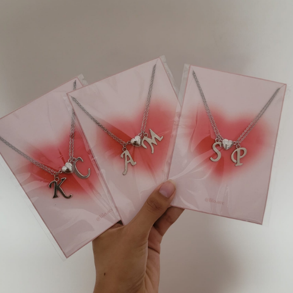 Producto - Cadenitas con iniciales e imán de corazón