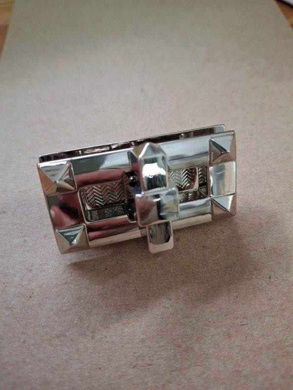 Producto - Broche cerradura VALENTINO 4.5CM X 2.5CMcm NQ