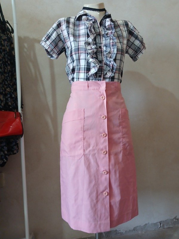Producto - Falda rosa abotonada