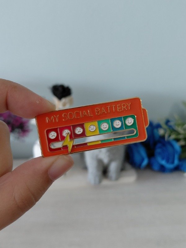 Producto - Pin metalizado - My social battery NARANJA #1683