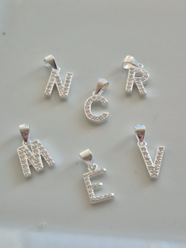 Producto - Dije letras con microcubic