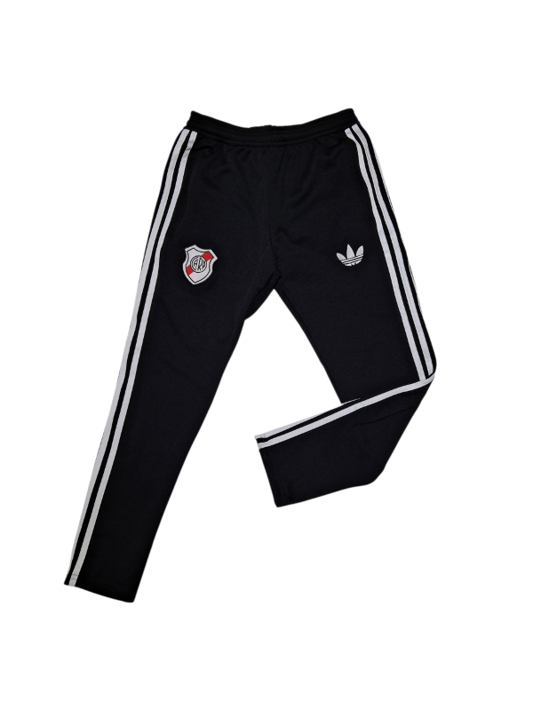 Producto - PANTALON CARP NEGRO FRISADO ESCUDO RETRO