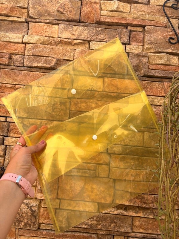 Producto - Sobre plástico tamaño A4. Transparente tono amarillo