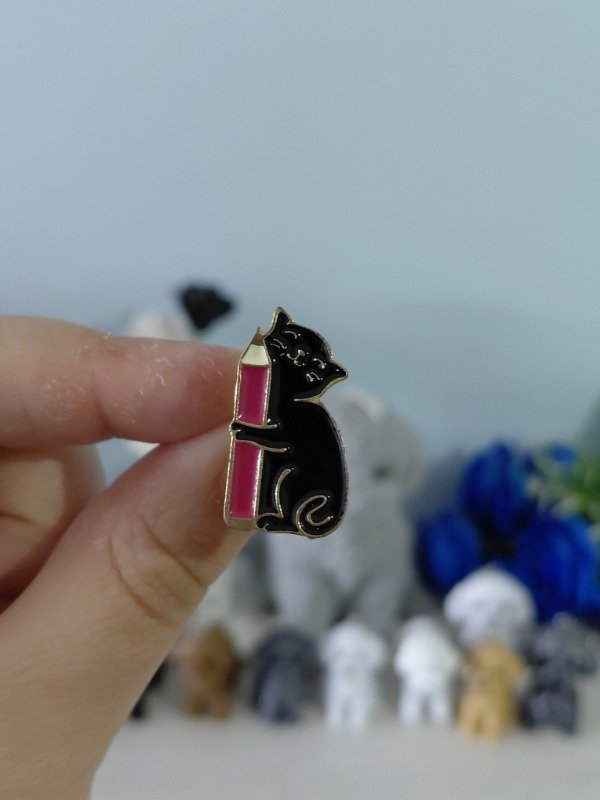 Producto - Pin metalizado ilustrado - Michi lápiz