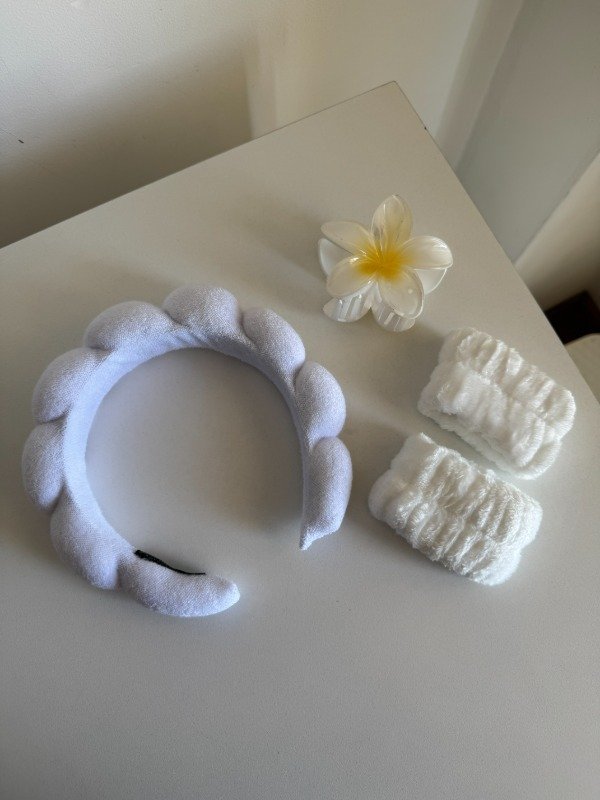 Producto - KIT SKINCARE BLANCO (VINCHA + MUÑEQUERAS + BROCHE)