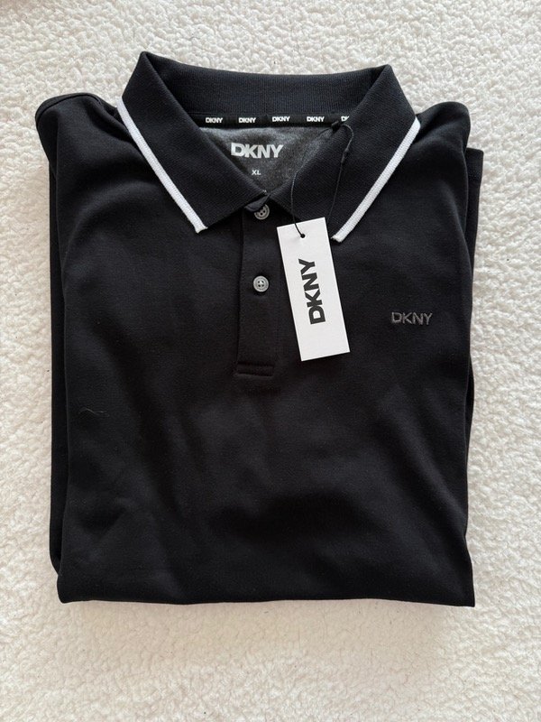 Producto - Chomba DKNY Negra