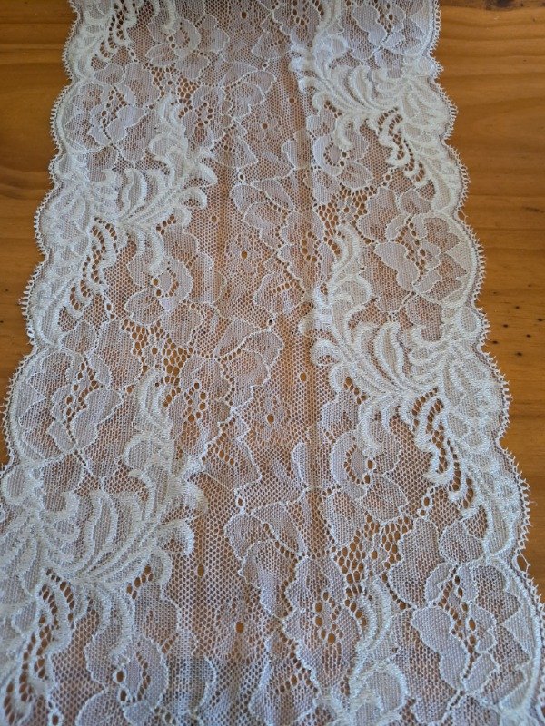 Producto - Puntilla elastizada blanca 20cm F89