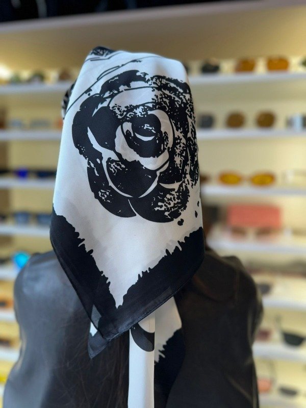Producto - Pañuelo Rosa Negra - M
