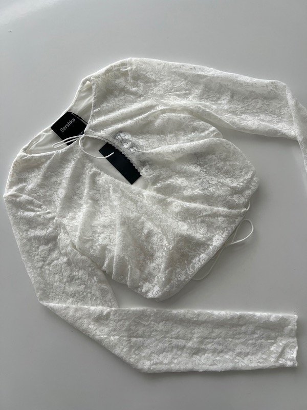 Producto - top cruzado encaje Bershka Talle XS Oversize.