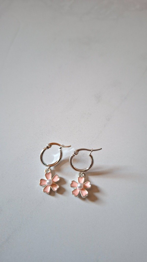 Producto - Argollas de acero blanco flor rosa con perla